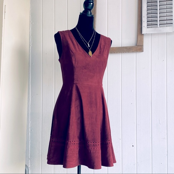 BB Dakota sleeveless burgundy suede plunging empire eyelet mini party dress-4 - Picture 1 of 16